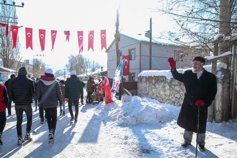 Sarıkamış şehitleri için 20 bin kişi karda yürüdü