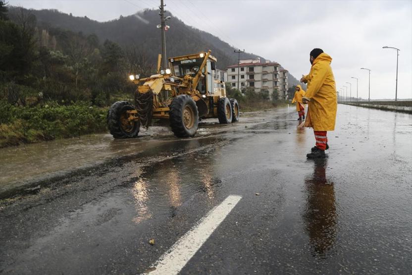 Olumsuz hava koşulları hayatı felç etti