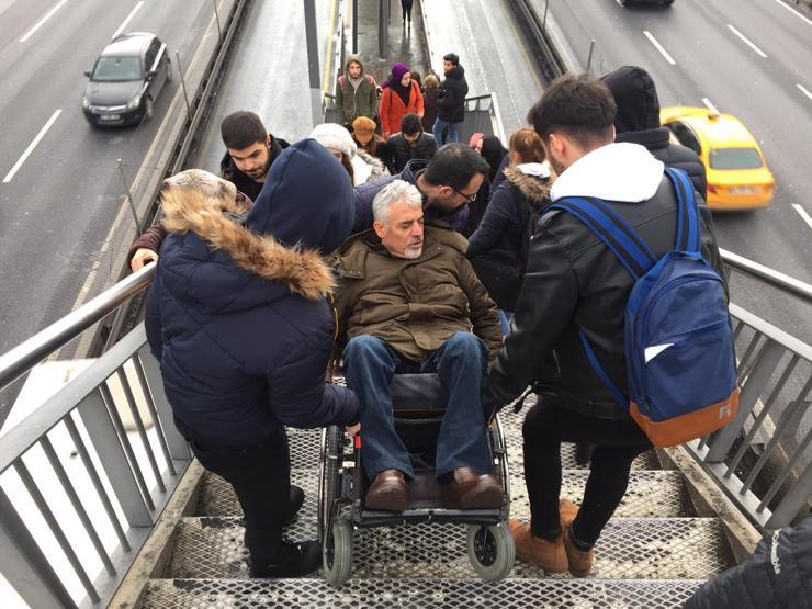 Beşyol metrobüs durağında asansör krizi