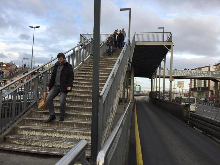 Beşyol metrobüs durağında asansör krizi