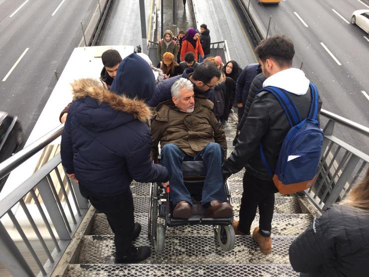 Beşyol metrobüs durağında asansör krizi