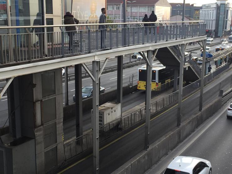 Beşyol metrobüs durağında asansör krizi
