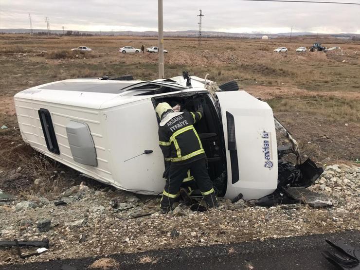 Aksarayda servis ile otomobil çarpıştı