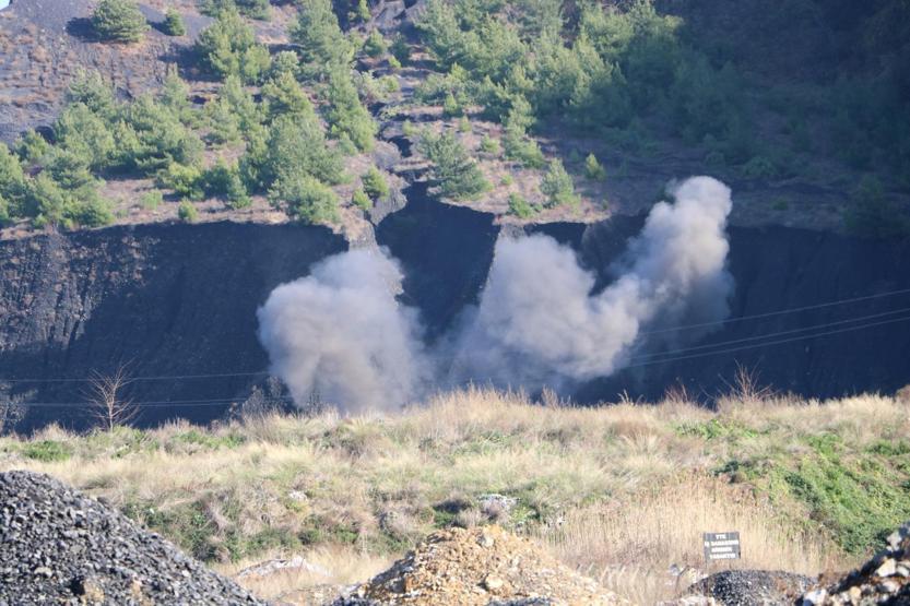 Kazıda bulunan top mermileri tek tek patlatıldı