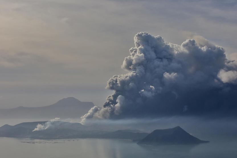 Filipinlerdeki yanardağda ikinci patlama: 52 deprem oldu, binlerce kişi tahliye ediliyor