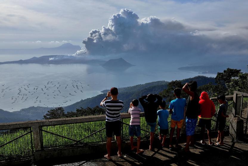 Filipinlerdeki yanardağda ikinci patlama: 52 deprem oldu, binlerce kişi tahliye ediliyor