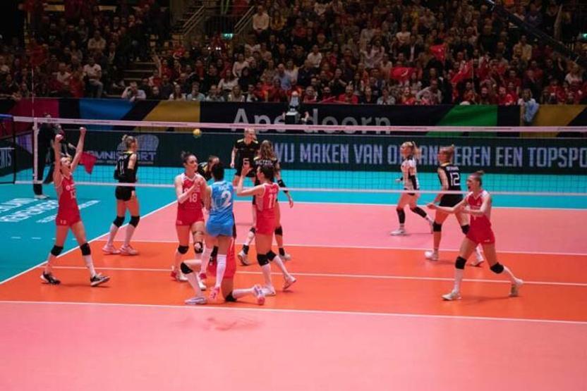 Sultanlar Almanyaya diz çöktürdü, dünya basını böyle gördü