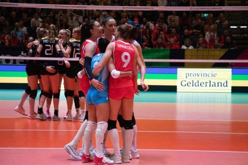 Sultanlar Almanyaya diz çöktürdü, dünya basını böyle gördü