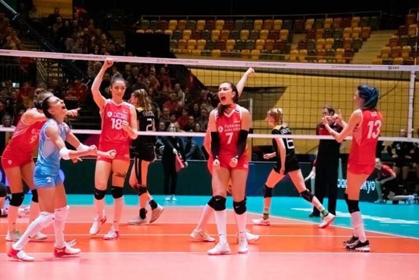 Sultanlar Almanyaya diz çöktürdü, dünya basını böyle gördü