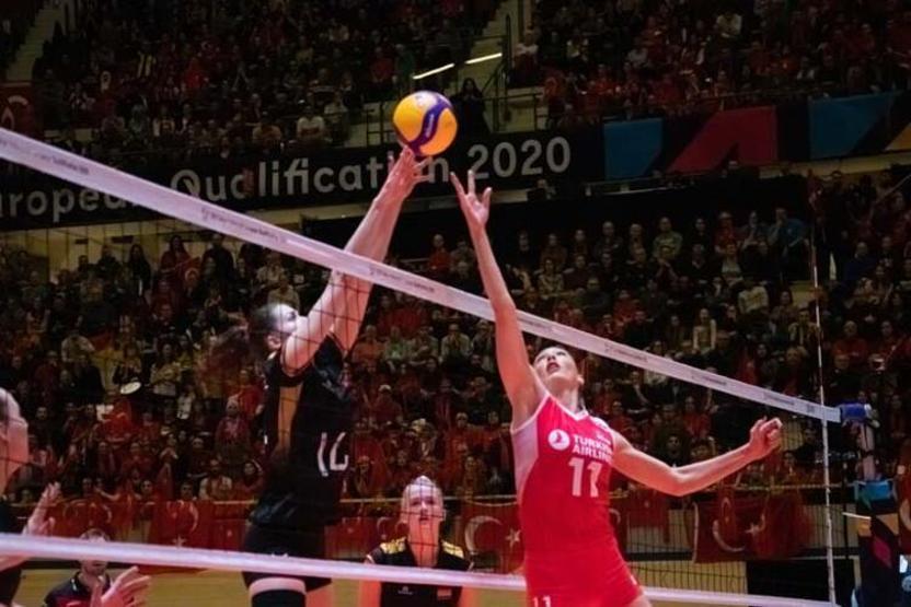 Sultanlar Almanyaya diz çöktürdü, dünya basını böyle gördü