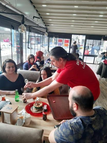 Çelik kafede garson oldu