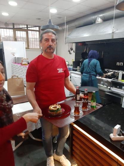 Çelik kafede garson oldu