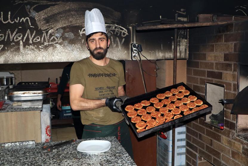 Tarsusun fındık lahmacununa yoğun ilgi