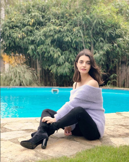 Tülin Yazkan güzelliğiyle büyülüyor