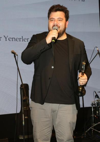 Ayaklı Gazete TV Yıldızları Ödülleri sahiplerini buldu Kırmızı halıda şıklık yarışı