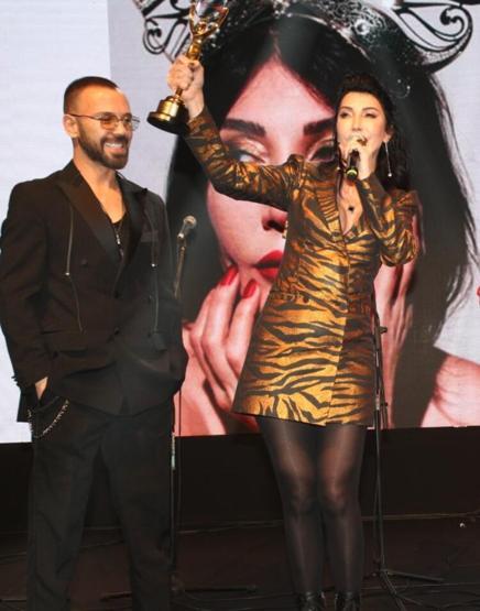 Ayaklı Gazete TV Yıldızları Ödülleri sahiplerini buldu Kırmızı halıda şıklık yarışı