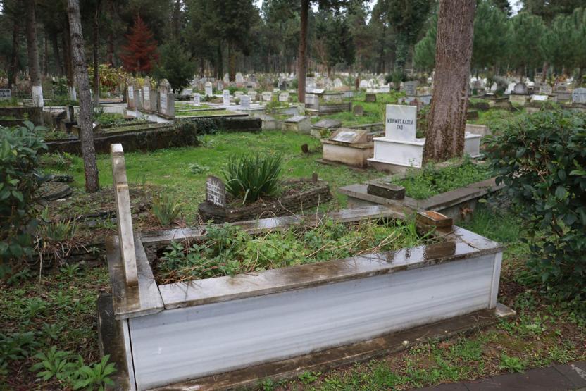 Kabristanda yönleri farklı mezarlar şaşırtıyor