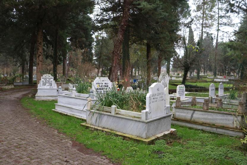 Kabristanda yönleri farklı mezarlar şaşırtıyor