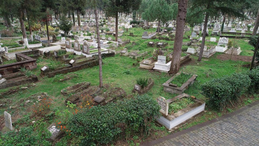 Kabristanda yönleri farklı mezarlar şaşırtıyor