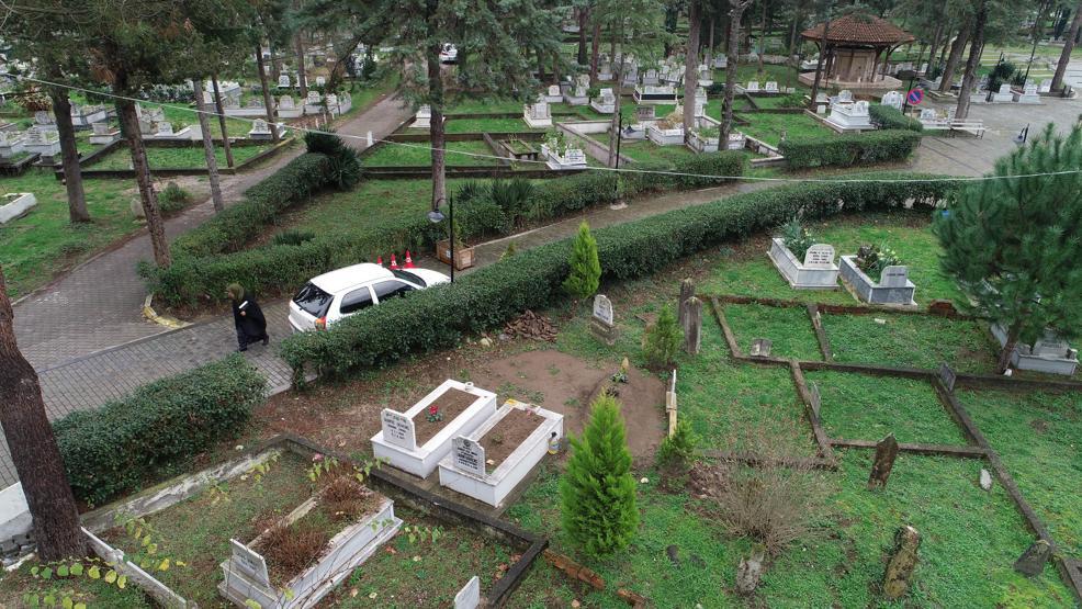 Kabristanda yönleri farklı mezarlar şaşırtıyor