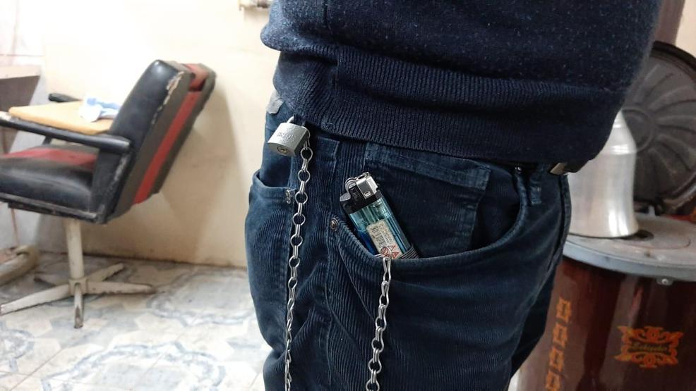 Kaybetmekten bıktı, çakmağını asma kilitle pantolonuna zincirledi