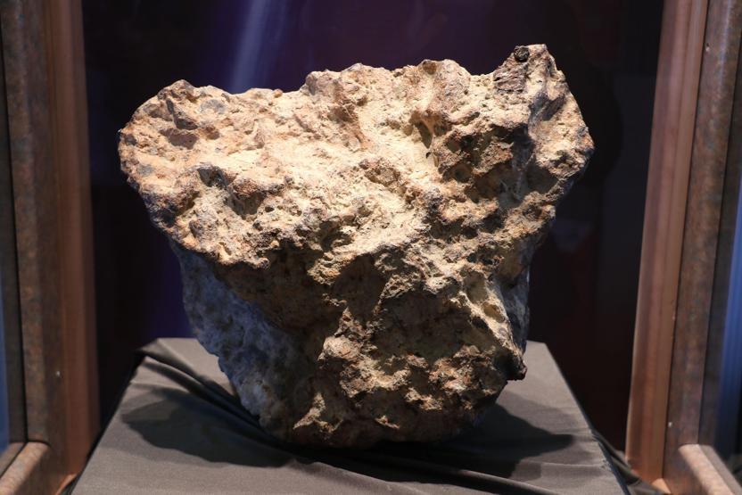 Göktaşını banka kasasında sakladı