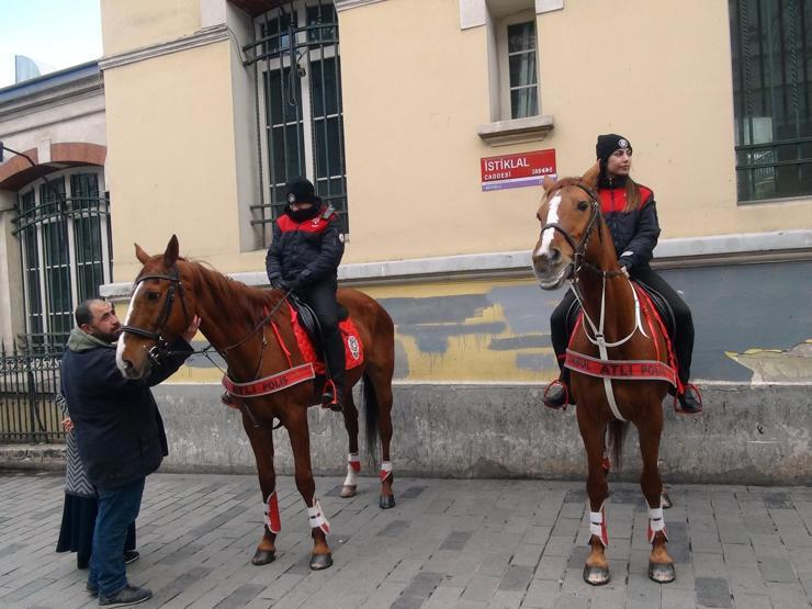 Taksimde atlı polislerin geçidi turistlerden ilgi gördü