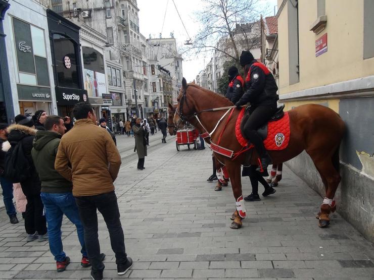 Taksimde atlı polislerin geçidi turistlerden ilgi gördü