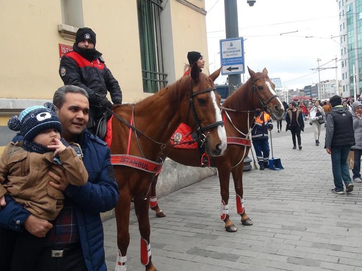 Taksimde atlı polislerin geçidi turistlerden ilgi gördü