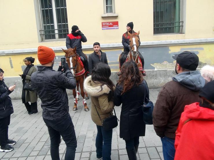 Taksimde atlı polislerin geçidi turistlerden ilgi gördü