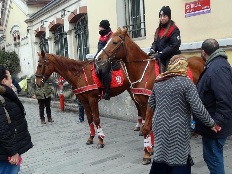 Taksimde atlı polislerin geçidi turistlerden ilgi gördü