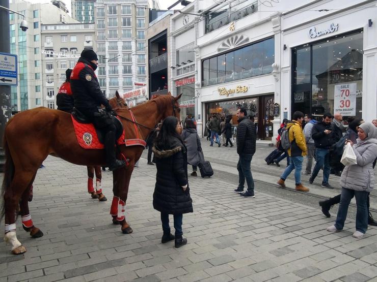 Taksimde atlı polislerin geçidi turistlerden ilgi gördü