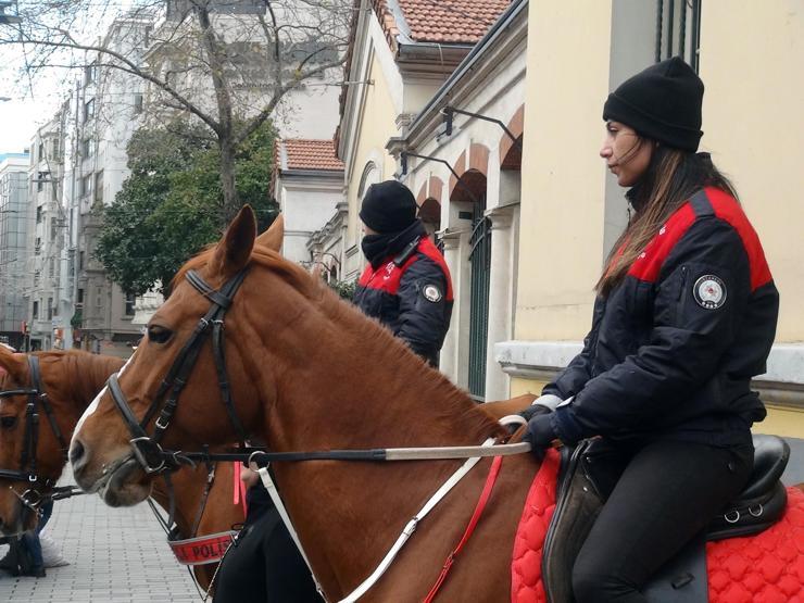 Taksimde atlı polislerin geçidi turistlerden ilgi gördü