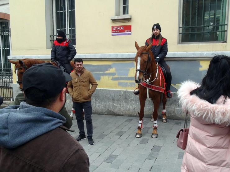 Taksimde atlı polislerin geçidi turistlerden ilgi gördü