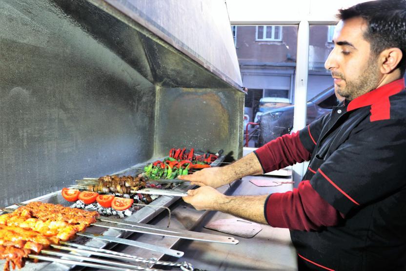 Sabah kahvaltısında bile tercih ediliyor Diyarbakırın değişmeyen lezzeti ciğer kebabı