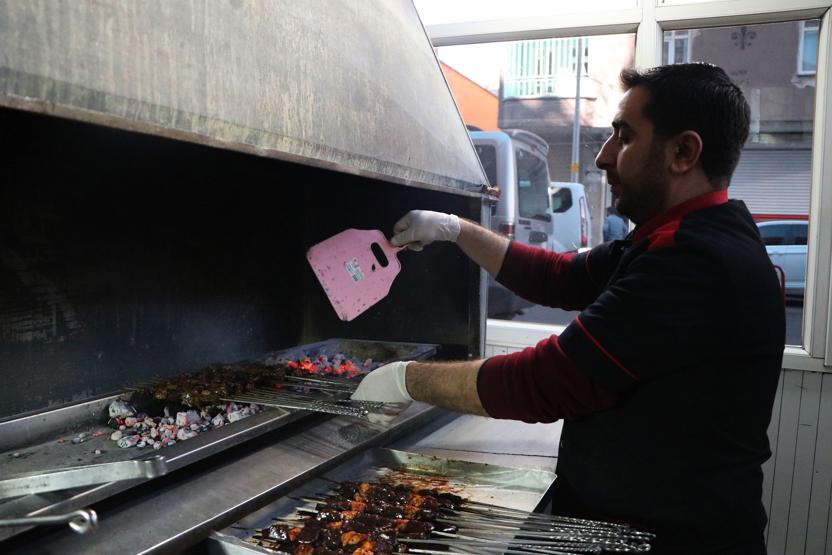 Sabah kahvaltısında bile tercih ediliyor Diyarbakırın değişmeyen lezzeti ciğer kebabı