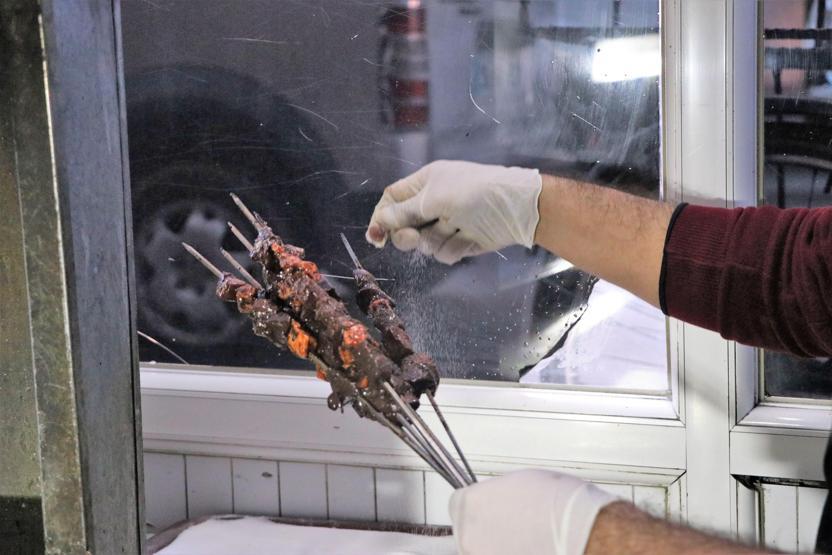 Sabah kahvaltısında bile tercih ediliyor Diyarbakırın değişmeyen lezzeti ciğer kebabı