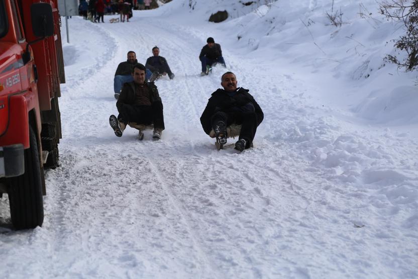 Kar üstünde horon keyfi