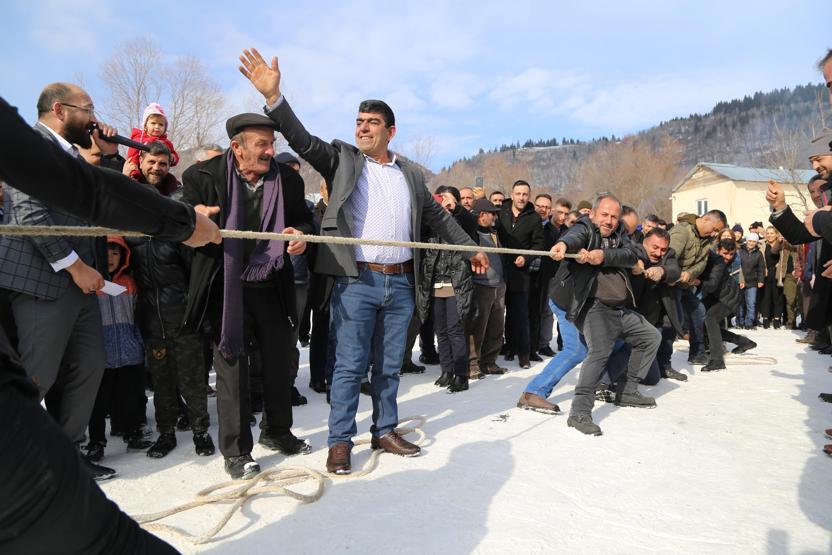 Kar üstünde horon keyfi
