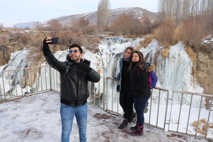 Donan Muradiye Şelalesinde eşsiz manzara