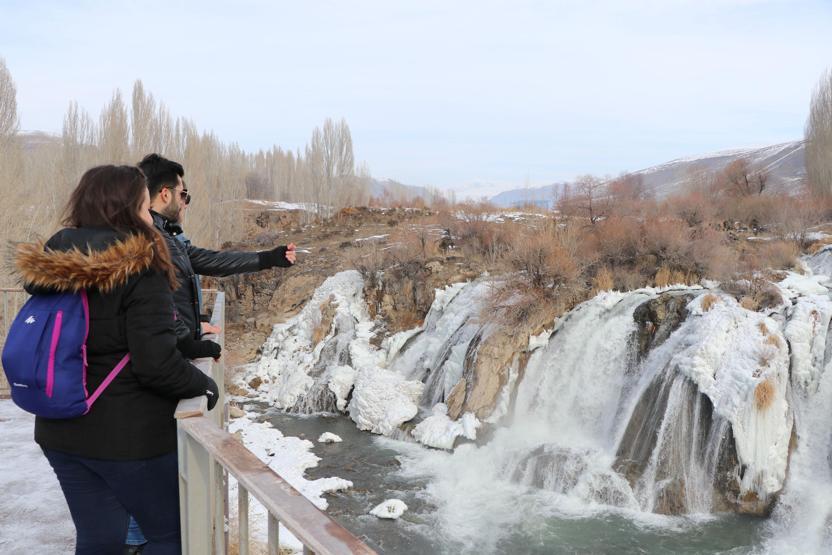 Donan Muradiye Şelalesinde eşsiz manzara