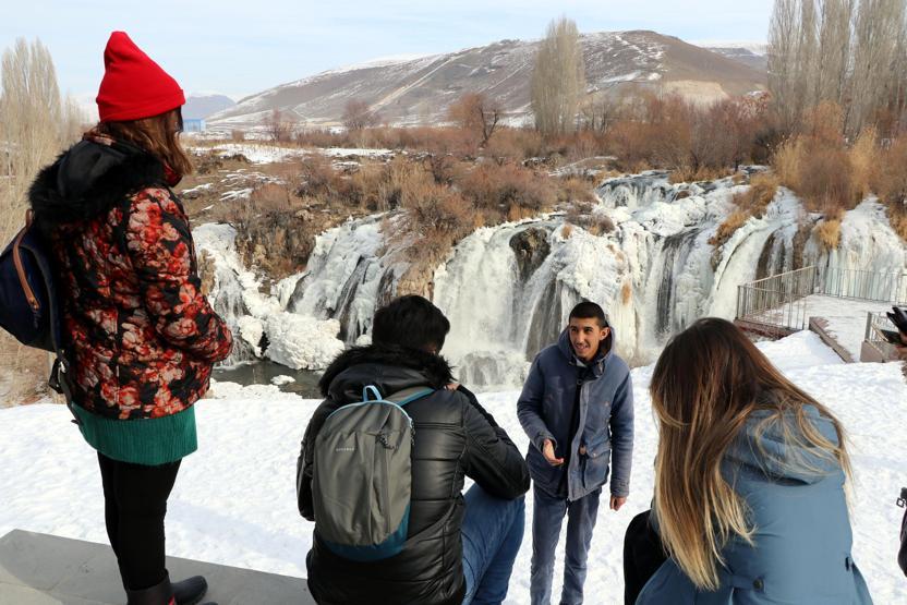 Donan Muradiye Şelalesinde eşsiz manzara