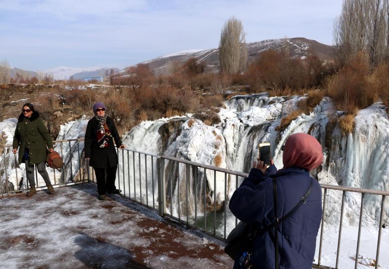 Donan Muradiye Şelalesinde eşsiz manzara