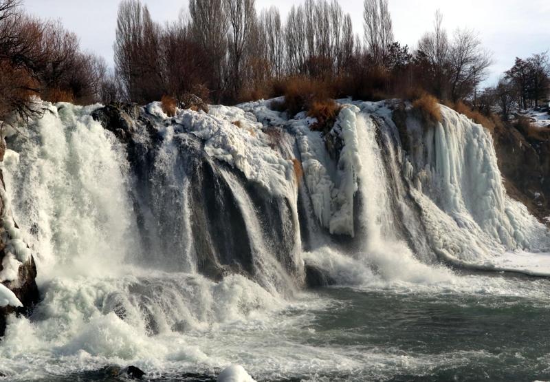 Donan Muradiye Şelalesinde eşsiz manzara