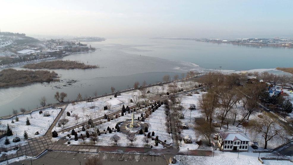 Ankarada Mogan Gölü kısmen buz tuttu