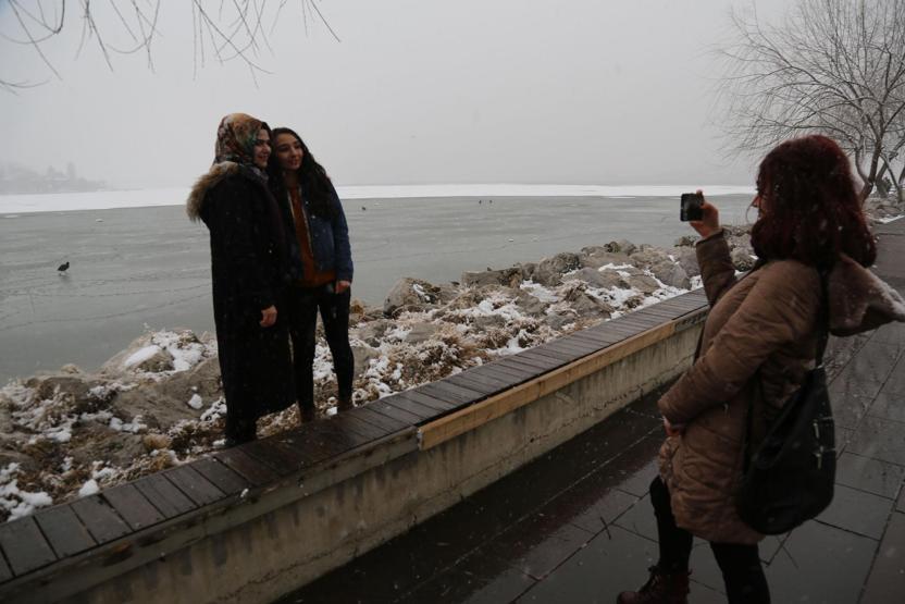 Ankarada Mogan Gölü kısmen buz tuttu