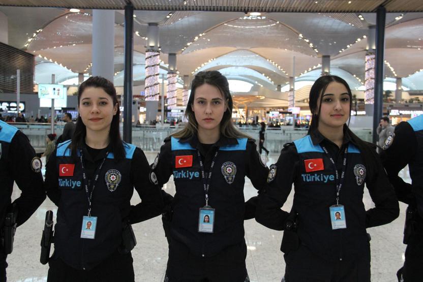 Pasaport polisleri yeni kıyafetlerini giydi