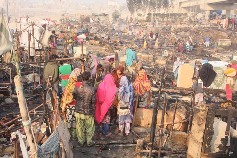 Pakistan’da 400 gecekondu yandı