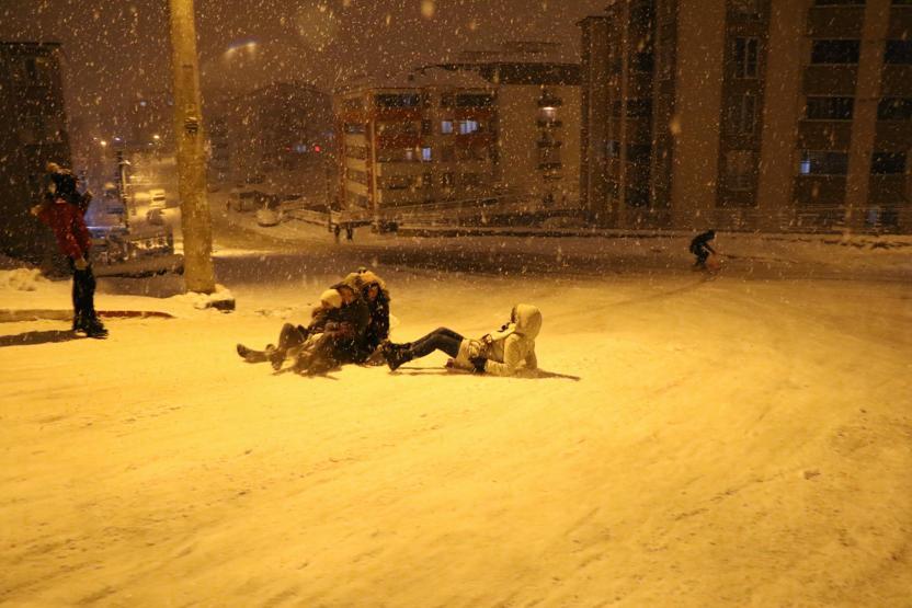 Poşetini tepsisini alan kaymaya koştu