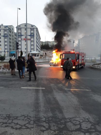 Seyir halindeki araç alev topuna döndü